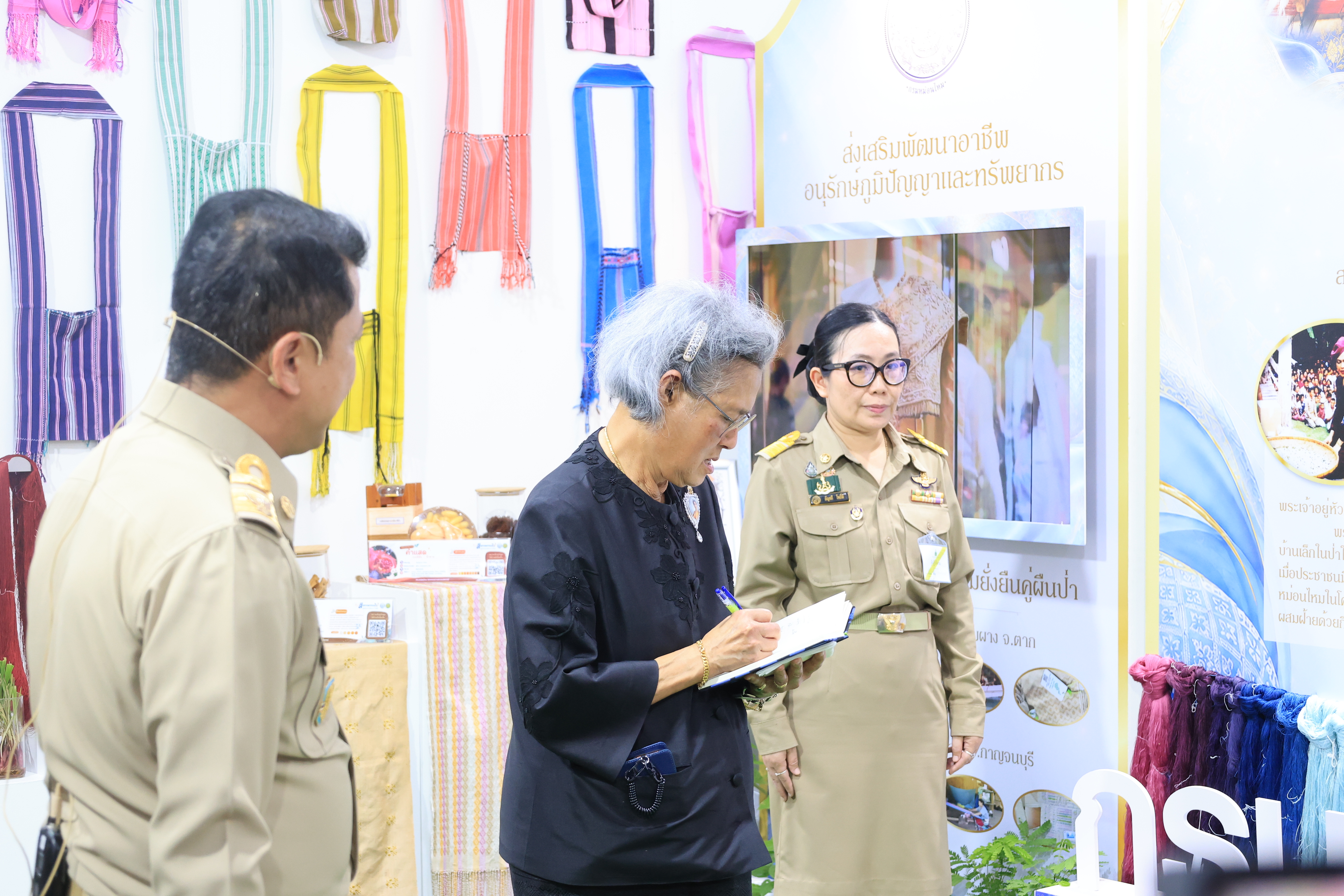 title - สำนักงานการปฏิรูปที่ดินเพื่อเกษตรกรรม ร่วมเฝ้าฯ รับเสด็จ สมเด็จพระกนิษฐาธิราชเจ้า กรมสมเด็จพระเทพรัตนราชสุดา ฯ สยามบรมราชกุมารี เสด็จพระราชดำเนินไปทรงเปิดงาน “สีสรรพรรณไม้ เทิดไท้บรมราชินีนาถ”